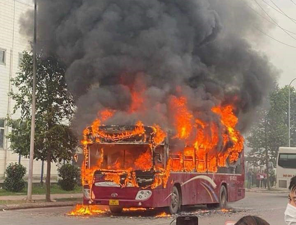 Chiếc xe ô tô chở công nhân bị bốc cháy. Chiếc xe ô tô chở công nhân bị bốc cháy.