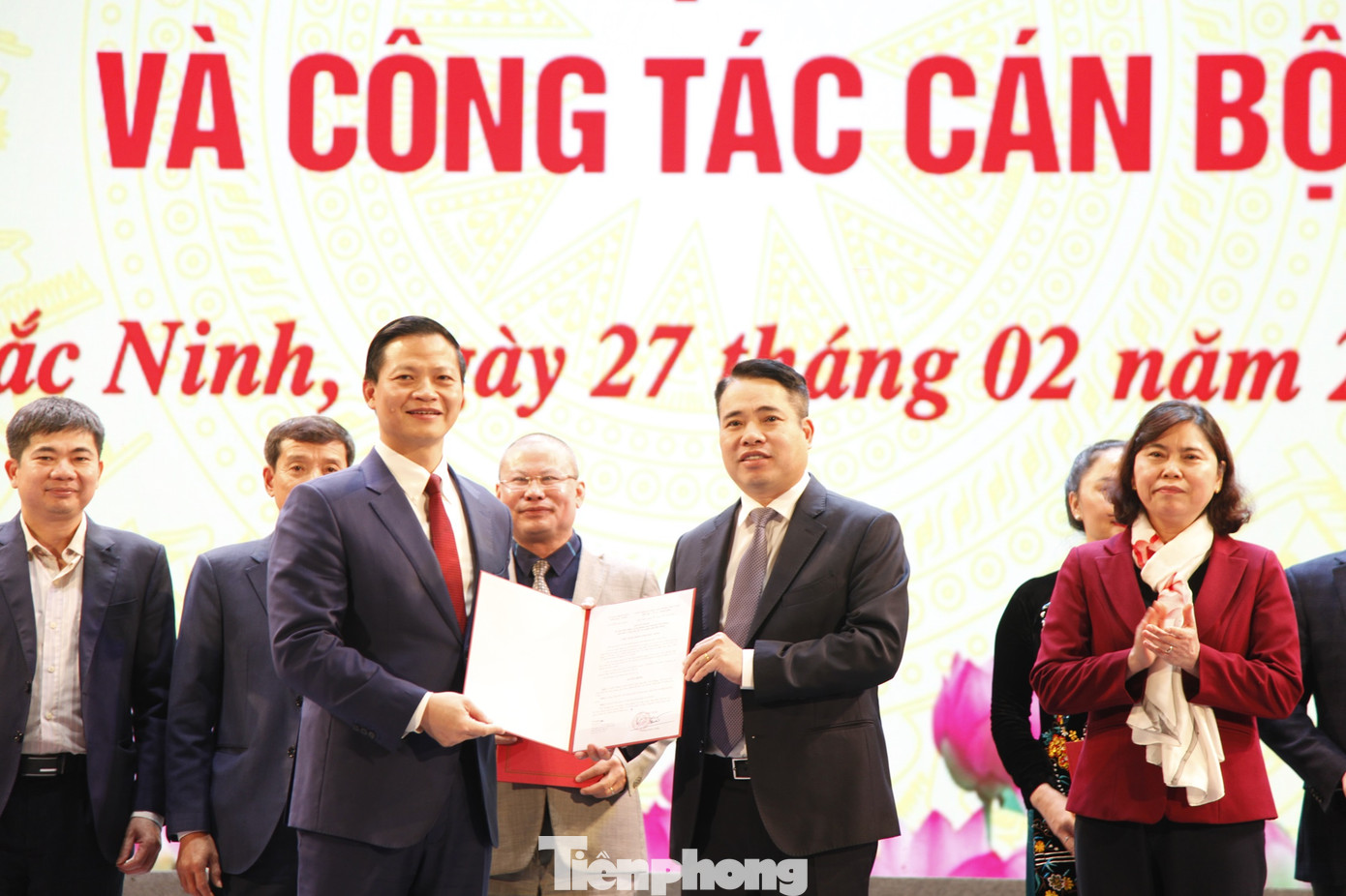 Chủ tịch UBND tỉnh Bắc Ninh Vương Quốc Tuấn (bên trái) trao quyết định cho Giám đốc Sở Tài chính. Ảnh: Nguyễn Thắng Chủ tịch UBND tỉnh Bắc Ninh Vương Quốc Tuấn (bên trái) trao quyết định cho Giám đốc Sở Tài chính. Ảnh: Nguyễn Thắng