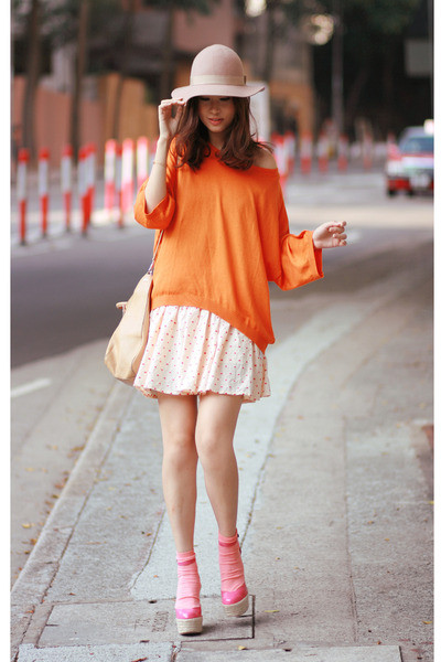 Mix váy ngắn cùng với tất cao quá đầu gối sẽ đem lại cho bạn vẻ dễ thương mà vẫn rất cá tính. Vẻ đẹp dịu dàng và dễ thương của chân váy xòe kết hợp với vẻ đẹp thanh lịch của áo sơ mi tạo nên một phong cách cực hoàn hảo. Váy ngắn + áo pull = một phong cách đậm chất teen Thêm áo khoác nhẹ nhàng cho ngày trở gió Áo sơ mi diện trong áo len hoặc áo pull mix cùng chân váy sẽ đem lại cho bạn vẻ trẻ trung thanh lịch.