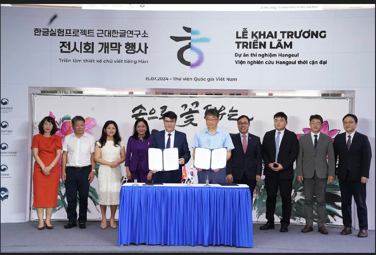 Lễ ký kết biên bản ghi nhớ hợp tác giữa Thư viện Quốc gia Việt Nam và Viện Bảo tàng Hangeul Quốc gia Hàn Quốc.