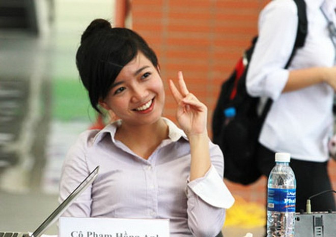 Nhí nhảnh khi làm giám khảo một hoạt động ngoại khóa của trường. Nhí nhảnh khi làm giám khảo một hoạt động ngoại khóa của trường