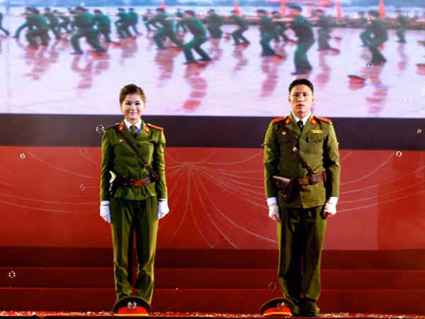 Các đội thi trong phần thi trang phục Công an nhân dân