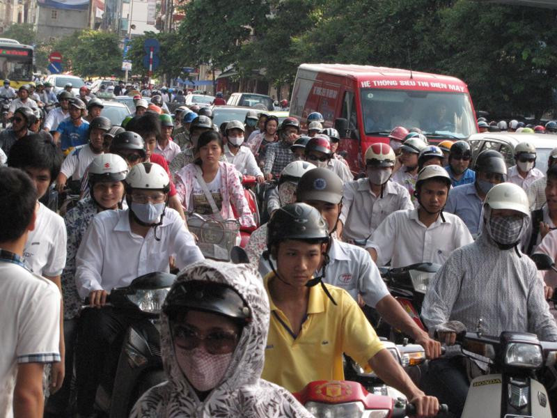 Các phương tiện phải nhích từng mét một