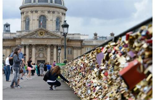 Hàng nghìn chiếc khóa được treo trên cầu Pont des Arts