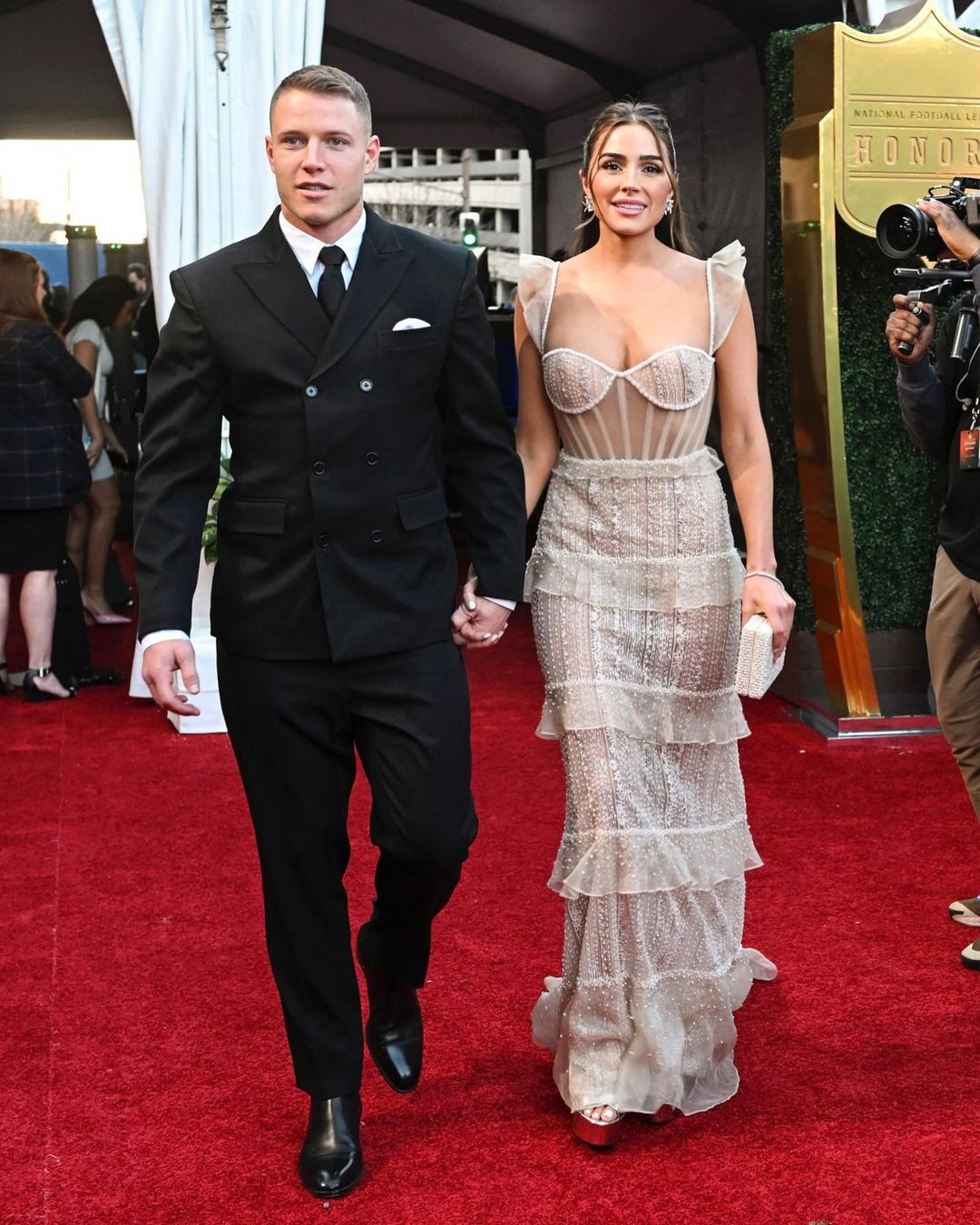 Trong suốt 4 năm hẹn hò, Olivia Culpo và bạn trai thường xuyên xuất hiện cùng nhau ở nhiều sự kiện. Họ được đánh giá là đẹp đôi. Là Hoa hậu Hoàn vũ có chiều cao thấp nhất lịch sử nhưng với gu ăn mặc tinh tế, Olivia Culpo luôn nổi bật khi sánh vai cùng bạn trai cầu thủ cao lớn.