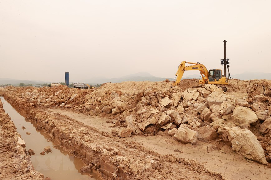 Công trường Dự án đầu tư xây dựng mở rộng Cảng hàng không Điện Biên. (Ảnh: Dương Giang/TTXVN) Công trường Dự án đầu tư xây dựng mở rộng Cảng hàng không Điện Biên. (Ảnh: Dương Giang/TTXVN)