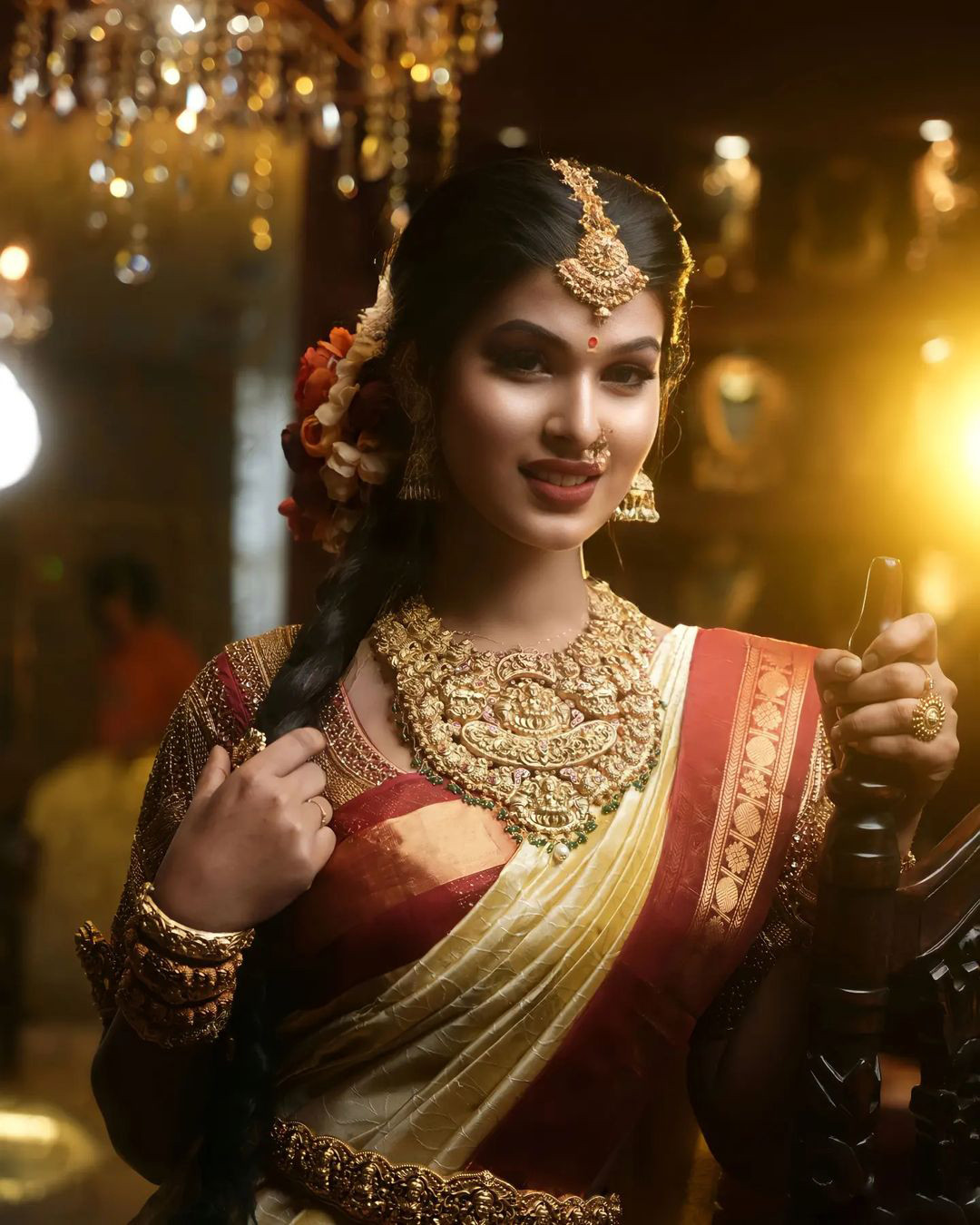 Apsara CJ được giới thiệu là diễn viên, người mẫu quảng cáo nổi tiếng tại Ấn Độ. Nhan sắc của người đẹp nhận được nhiều đánh giá tích cực từ khán giả. Cô có gương mặt nữ tính, dịu dàng. Trước đó, các đại diện Ấn Độ cử đến đấu trường Miss International Queen thường bị chê thô cứng.