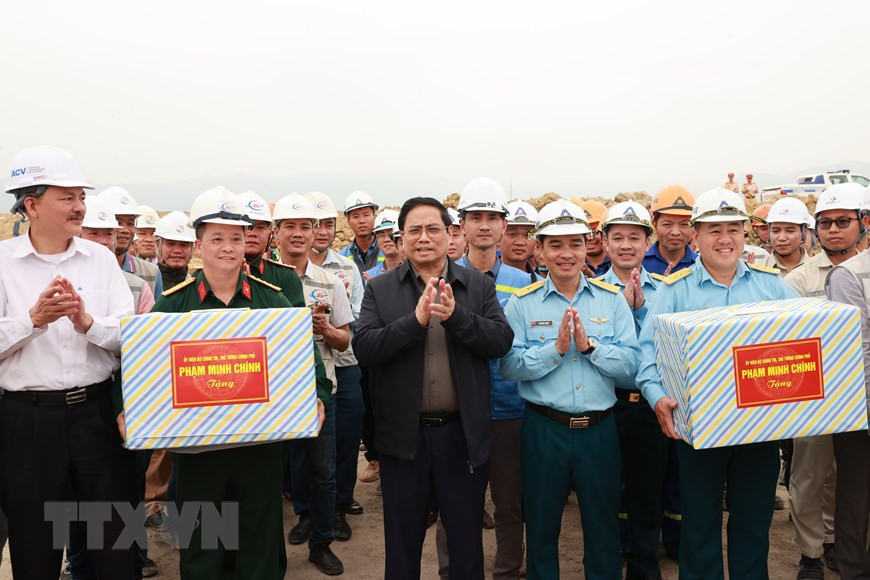 Thủ tướng Phạm Minh Chính tặng quà cho công nhân Dự án đầu tư xây dựng mở rộng Cảng hàng không Điện Biên. (Ảnh: Dương Giang/TTXVN) Thủ tướng Phạm Minh Chính tặng quà cho công nhân Dự án đầu tư xây dựng mở rộng Cảng hàng không Điện Biên. (Ảnh: Dương Giang/TTXVN)