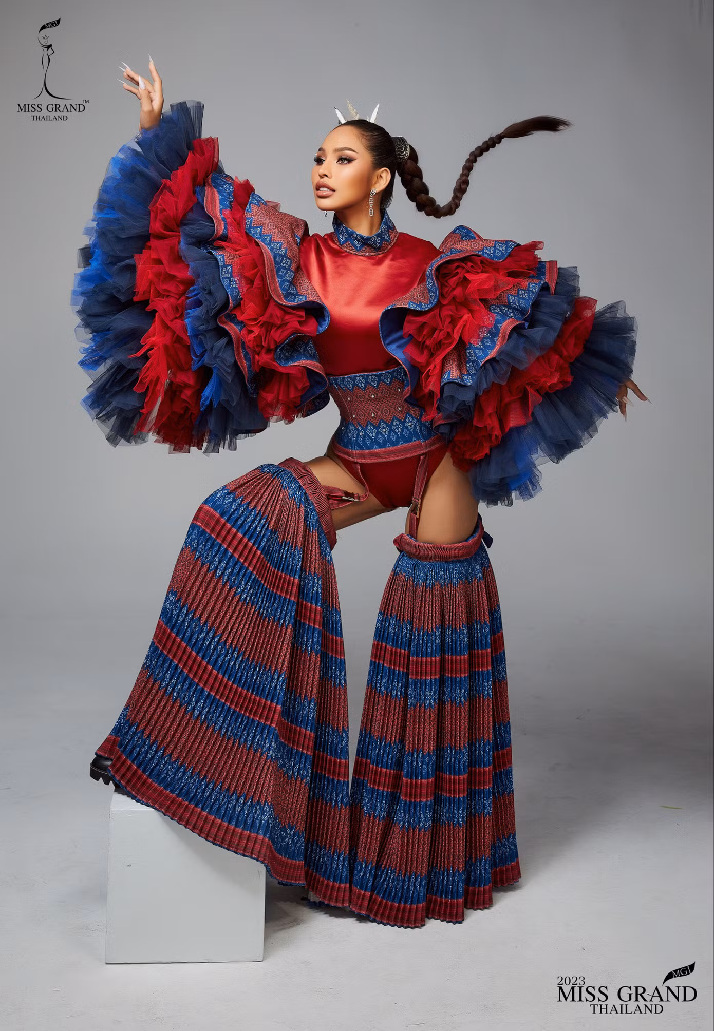 Trên trang chủ của Miss Grand Thailand, ban tổ chức đăng tải bộ ảnh chính thức trang phục dân tộc của 77 thí sinh tại cuộc thi năm nay. Các thí sinh mang đến thiết kế lộng lẫy, cầu kỳ và những ý tưởng mới mẻ, độc đáo.