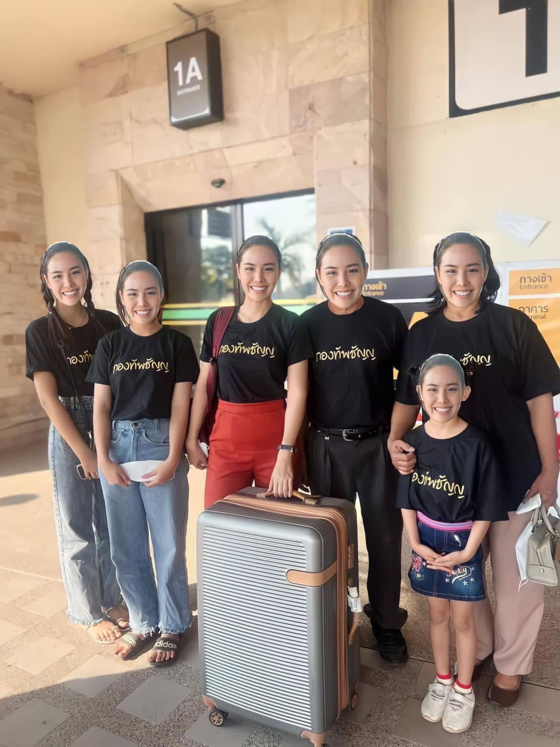 Một thí sinh được người nhà đeo mặt nạ của chính cô khi tiễn lên đường đi thi. Cuộc thi Hoa hậu Hòa bình Thái Lan 2023 nhằm tuyển chọn đại diện của xứ sở chùa vàng tham dự cuộc thi Miss Grand International - Hoa hậu Hòa bình Quốc tế 2023 tổ chức ở Việt Nam vào tháng 10 năm nay. Trong chuyến khảo sát tại Việt Nam, ông Nawat đã đến tham quan địa điểm tổ chức đêm chung kết, dự kiến là Nhà thi đấu Phú Thọ ở TPHCM.