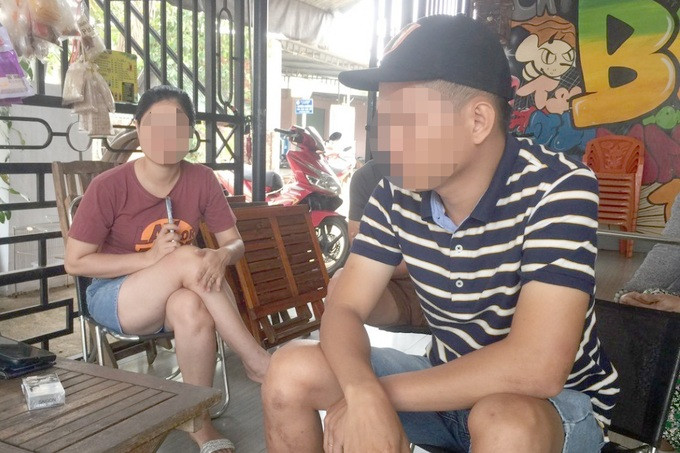 Vợ chồng anh P. kể lại việc mua 4 xe máy và được sở hữu những biển số đẹp (Ảnh: S.B.). Vợ chồng anh P. kể lại việc mua 4 xe máy và được sở hữu những biển số đẹp (Ảnh: S.B.).