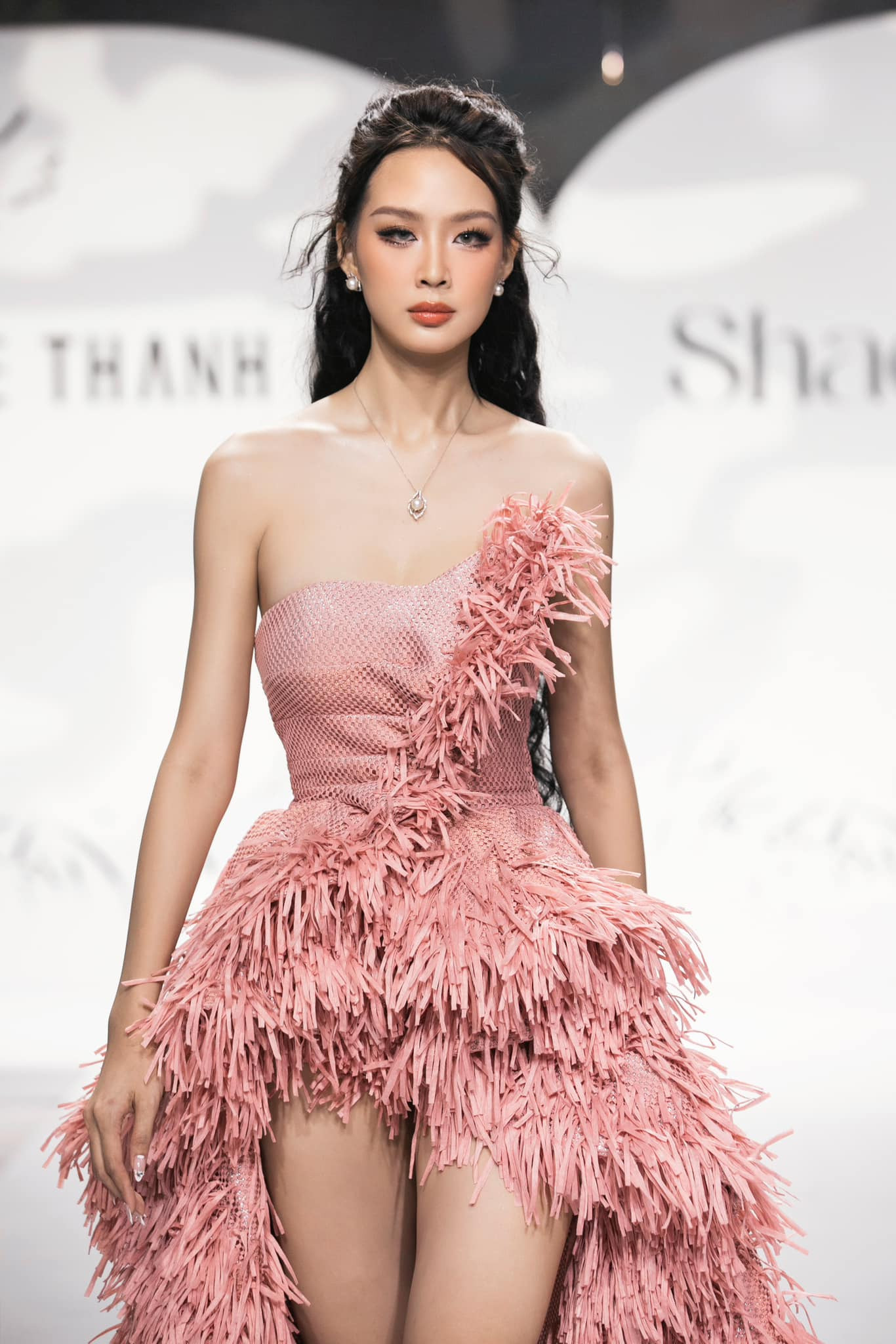 Bảo Ngọc trình diễn trong show của nhà thiết kế Lê Thanh Hòa.