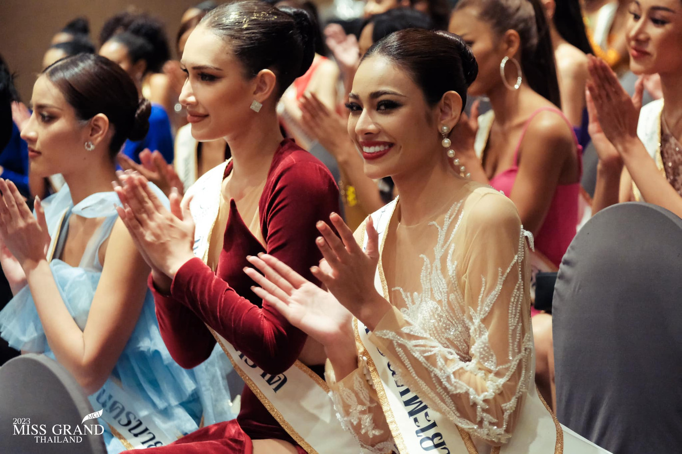 Để gây chú ý giữa dàn thí sinh đông đảo, các người đẹp "đầu tư" cho màn hô tên của mình bằng những động tác biến tấu hài hước, lố lăng.