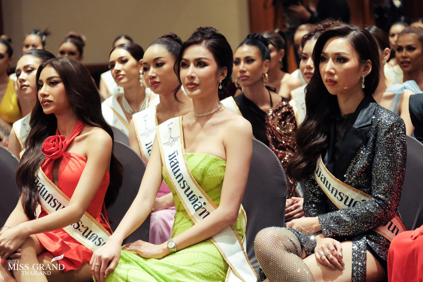 Để gây chú ý giữa dàn thí sinh đông đảo, các người đẹp "đầu tư" cho màn hô tên của mình bằng những động tác biến tấu hài hước, lố lăng.