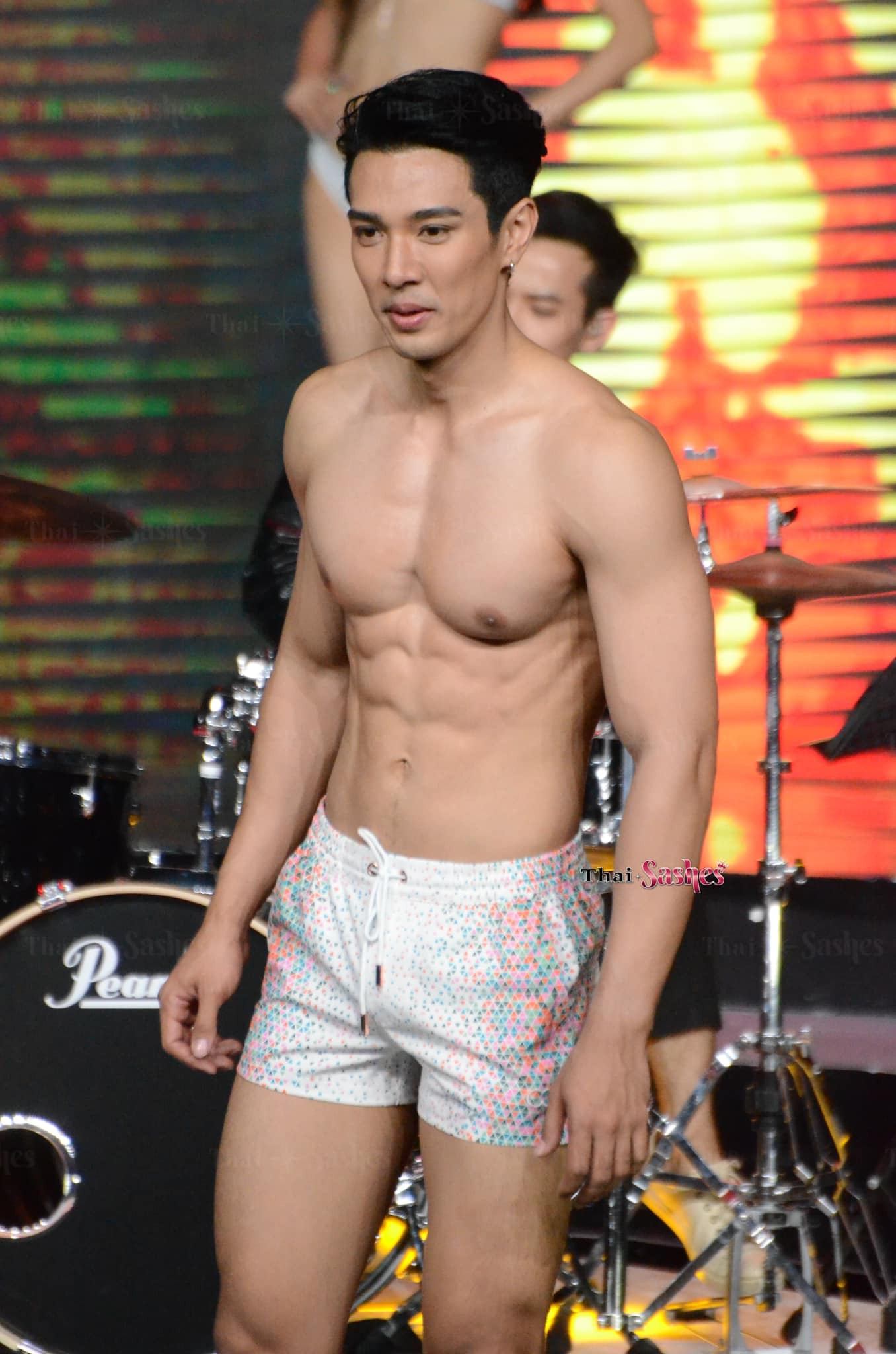 First Wang và Topz trình diễn trang phục đi biển trong đêm chung kết.