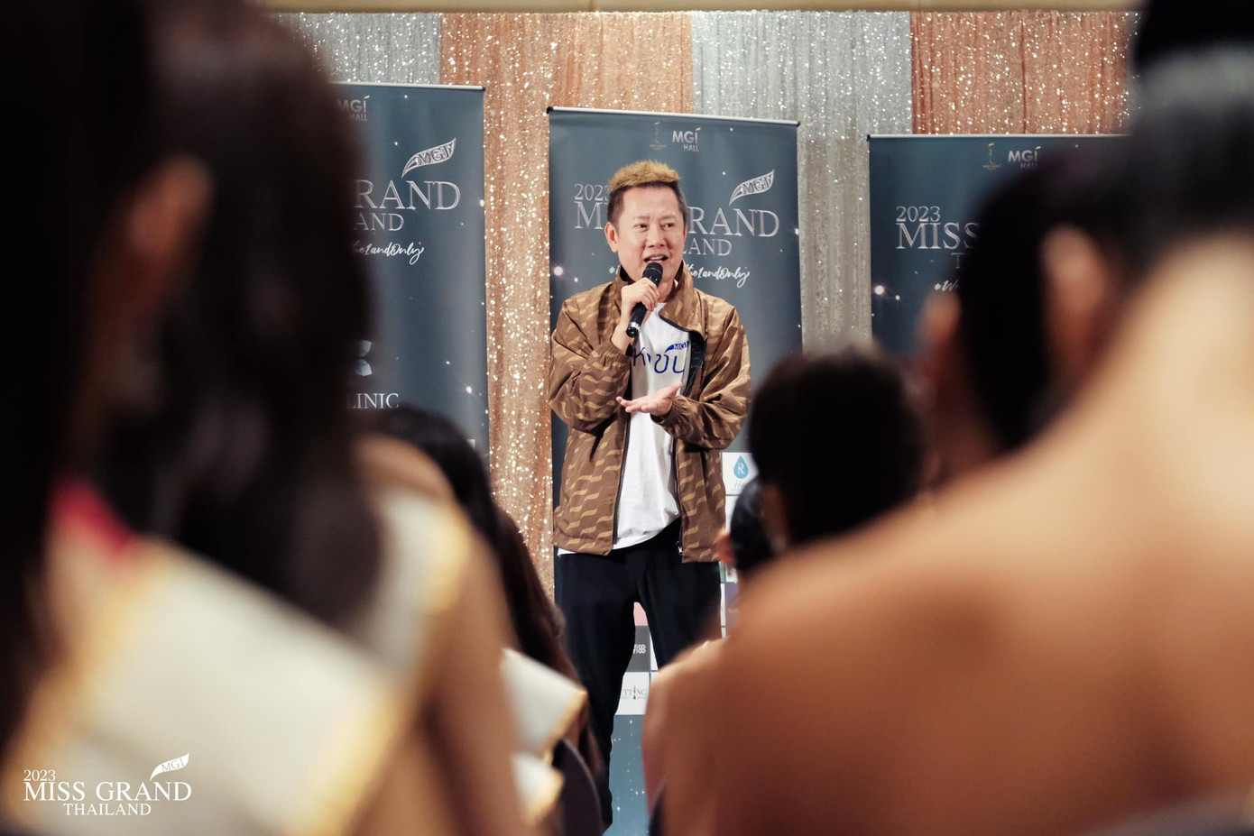 Ông Nawat - chủ tịch cuộc thi Hoa hậu Hòa bình Thái Lan liên tục hứng nhiều chỉ trích vì cách điều hành cuộc thi của mình. Nhiều người cho rằng cuộc thi ngày càng mất điểm trong mắt công chúng.