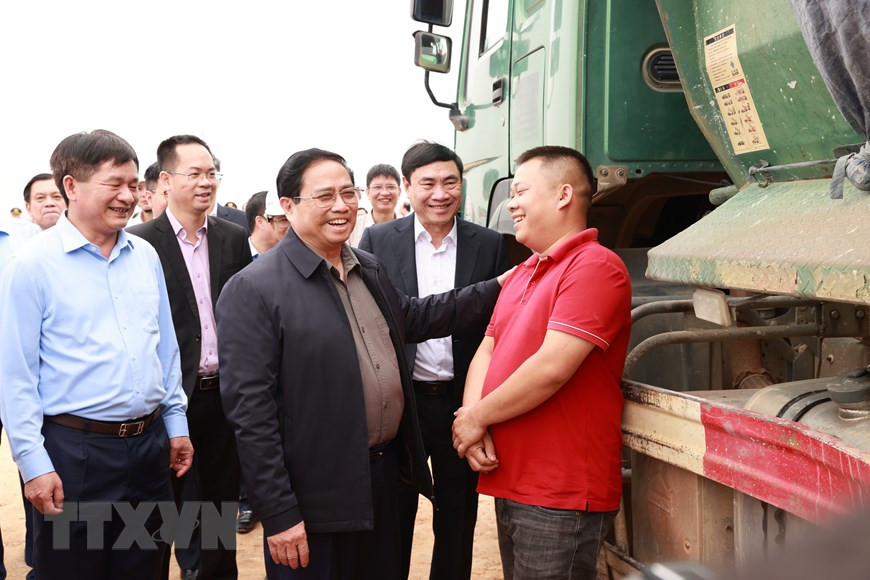 Thủ tướng Phạm Minh Chính thăm hỏi công nhân thi công Dự án đầu tư xây dựng mở rộng Cảng hàng không Điện Biên. (Ảnh: Dương Giang/TTXVN) Thủ tướng Phạm Minh Chính thăm hỏi công nhân thi công Dự án đầu tư xây dựng mở rộng Cảng hàng không Điện Biên. (Ảnh: Dương Giang/TTXVN)