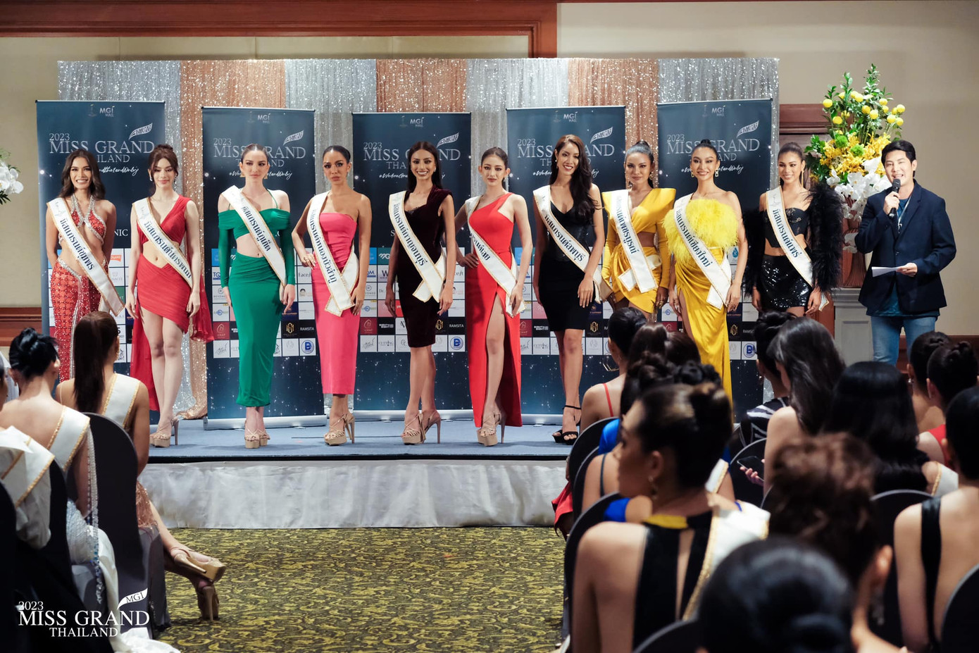 Ngày 3/4, 77 thí sinh đến từ các tỉnh, thành của Thái Lan đổ bộ về thủ đô Bangkkok để tham gia cuộc thi Miss Grand Thailand - Hoa hậu Hòa bình Thái Lan 2023. Các thí sinh diện trang phục quyến rũ khi tham gia sự kiện chào đón.