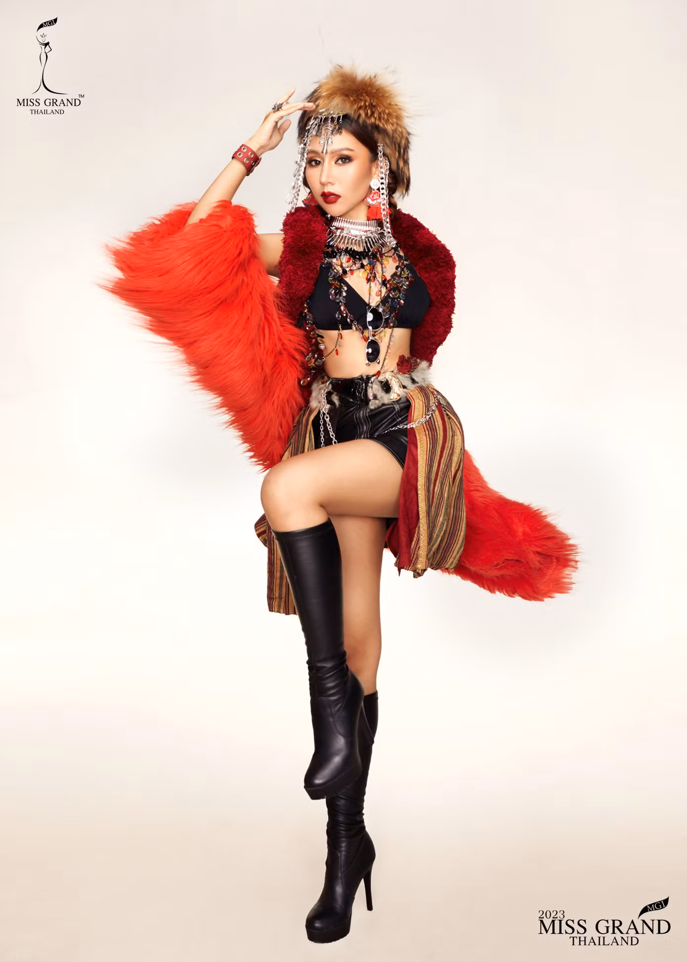 Trên trang chủ của Miss Grand Thailand, ban tổ chức đăng tải bộ ảnh chính thức trang phục dân tộc của 77 thí sinh tại cuộc thi năm nay. Các thí sinh mang đến thiết kế lộng lẫy, cầu kỳ và những ý tưởng mới mẻ, độc đáo.