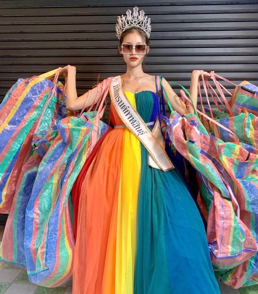 Một thí sinh diện trang phục tái chế lấy cảm hứng từ cộng đồng LGBT khi lên đường dự thi Hoa hậu Hòa bình Thái Lan 2023.