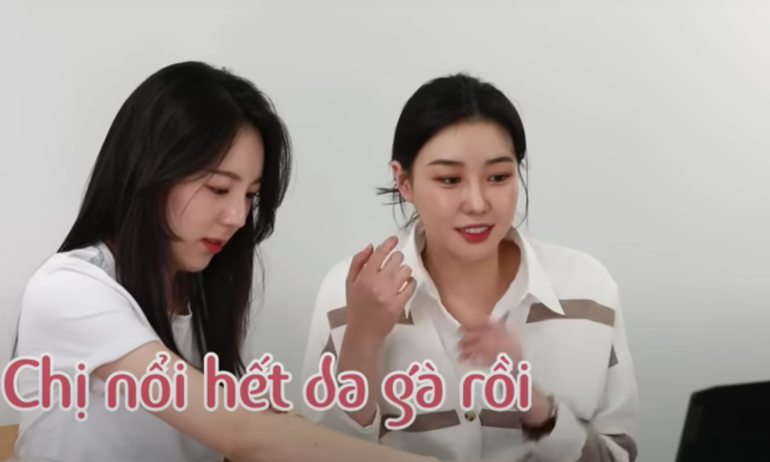 Phản ứng của Hoa hậu Hàn Quốc 2022 Lee Seung Hyun (phải) khi xem MV Thị Mầu của Hòa Minzy. Phản ứng của Hoa hậu Hàn Quốc 2022 Lee Seung Hyun (phải) khi xem MV Thị Mầu của Hòa Minzy.