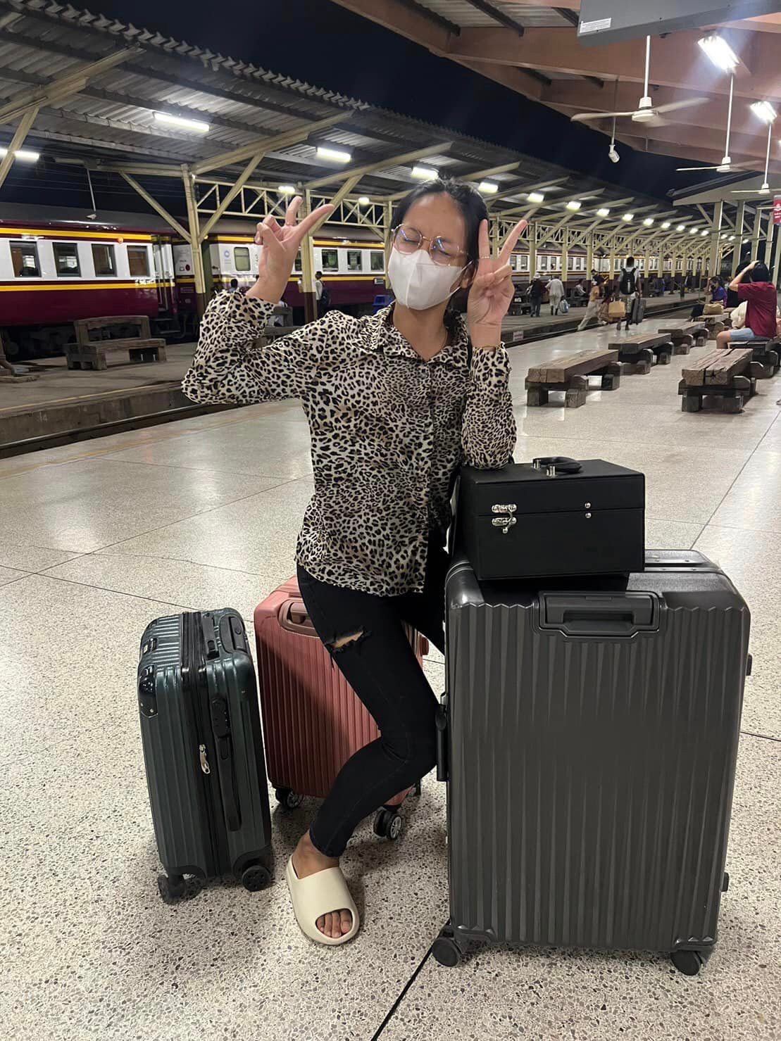 Nhiều người đẹp lại ăn mặc xuề xòa, để mặt mộc khi lên đường đi thi. Hình ảnh các thí sinh những năm đầu còn gây tranh cãi, tuy nhiên hiện nay khán giả đã quen thuộc với phong cách độc, lạ của cuộc thi Hoa hậu Hòa bình Thái Lan.