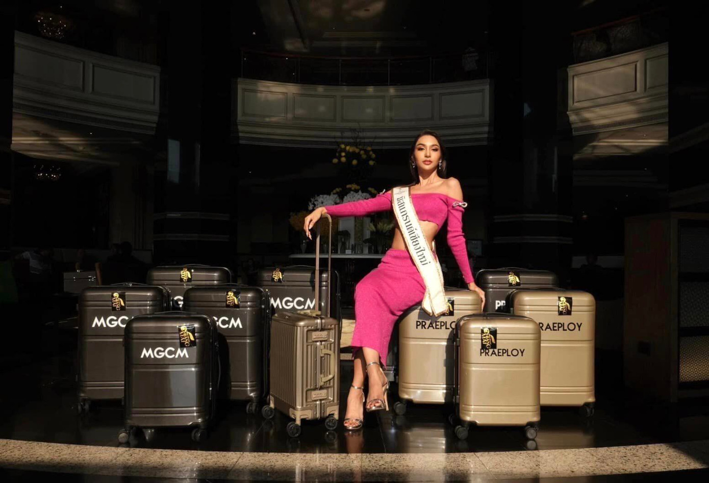 Ngày 3/4, 77 thí sinh đến từ các tỉnh, thành của Thái Lan đổ bộ về thủ đô Băng Cốc để tham gia cuộc thi Miss Grand Thailand - Hoa hậu Hòa bình Thái Lan 2023. Các thí sinh diện trang phục quyến rũ, mang theo nhiều hành lý.