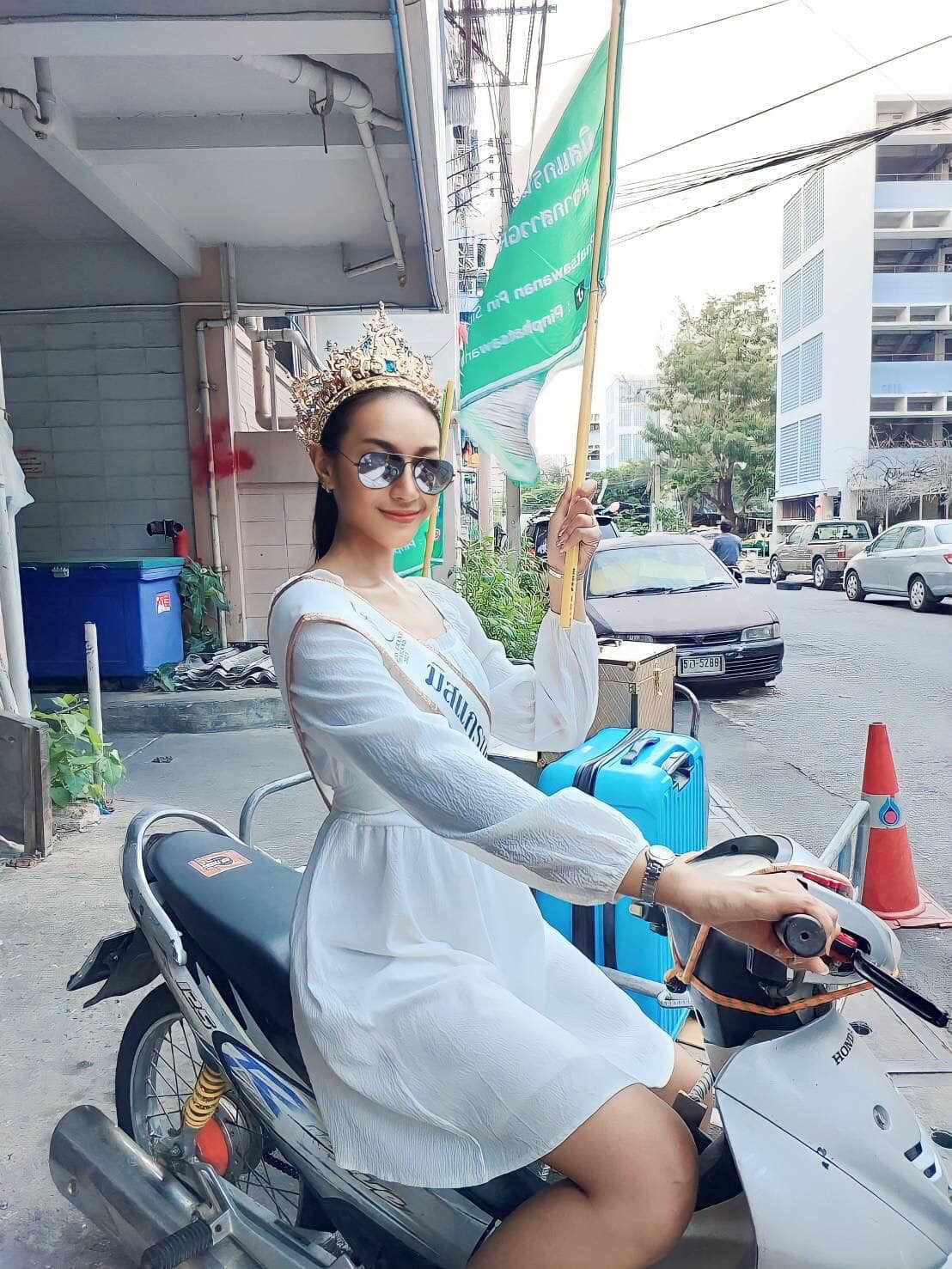 Là cuộc thi đề cao tính giải trí nên thí sinh của Miss Grand Thailand đều có tính cách hài hước. Thậm chí, nhiều người đẹp không ngần ngại làm lố để được chú ý. Trong ngày lên đường dự thi, nhiều thí sinh chọn di chuyển bằng xe Tuk Tuk hay xe máy.