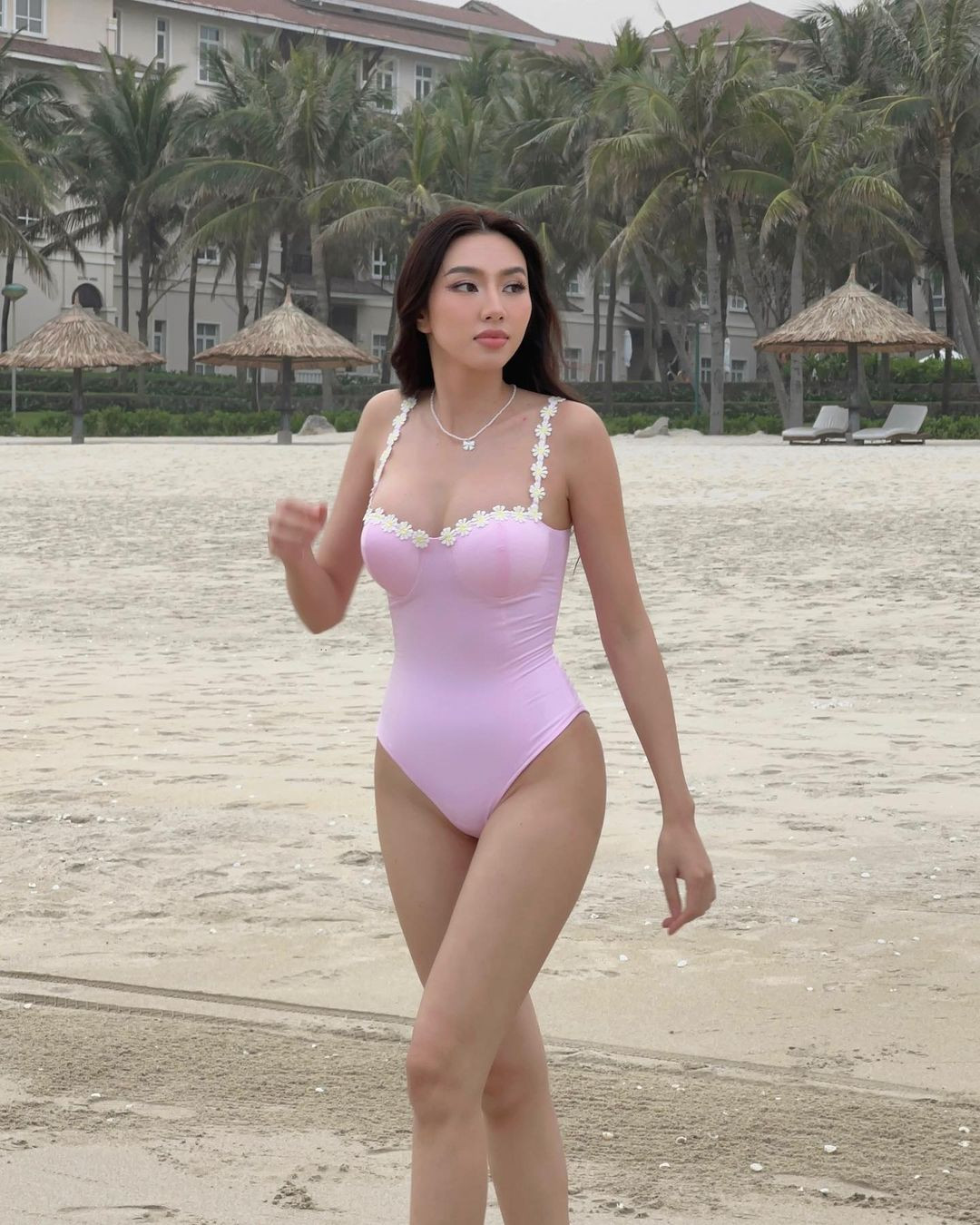 Vóc dáng Thùy Tiên nhận được nhiều lời khen ngợi từ khán giả. Dù không có chiều cao nổi trội so với nhiều hoa hậu khác trong showbiz nhưng Thùy Tiên lại có thân hình cân đối cùng đôi chân dài, thẳng. Cô cao 1,71 m, số đo ba vòng 85-58-94 cm.