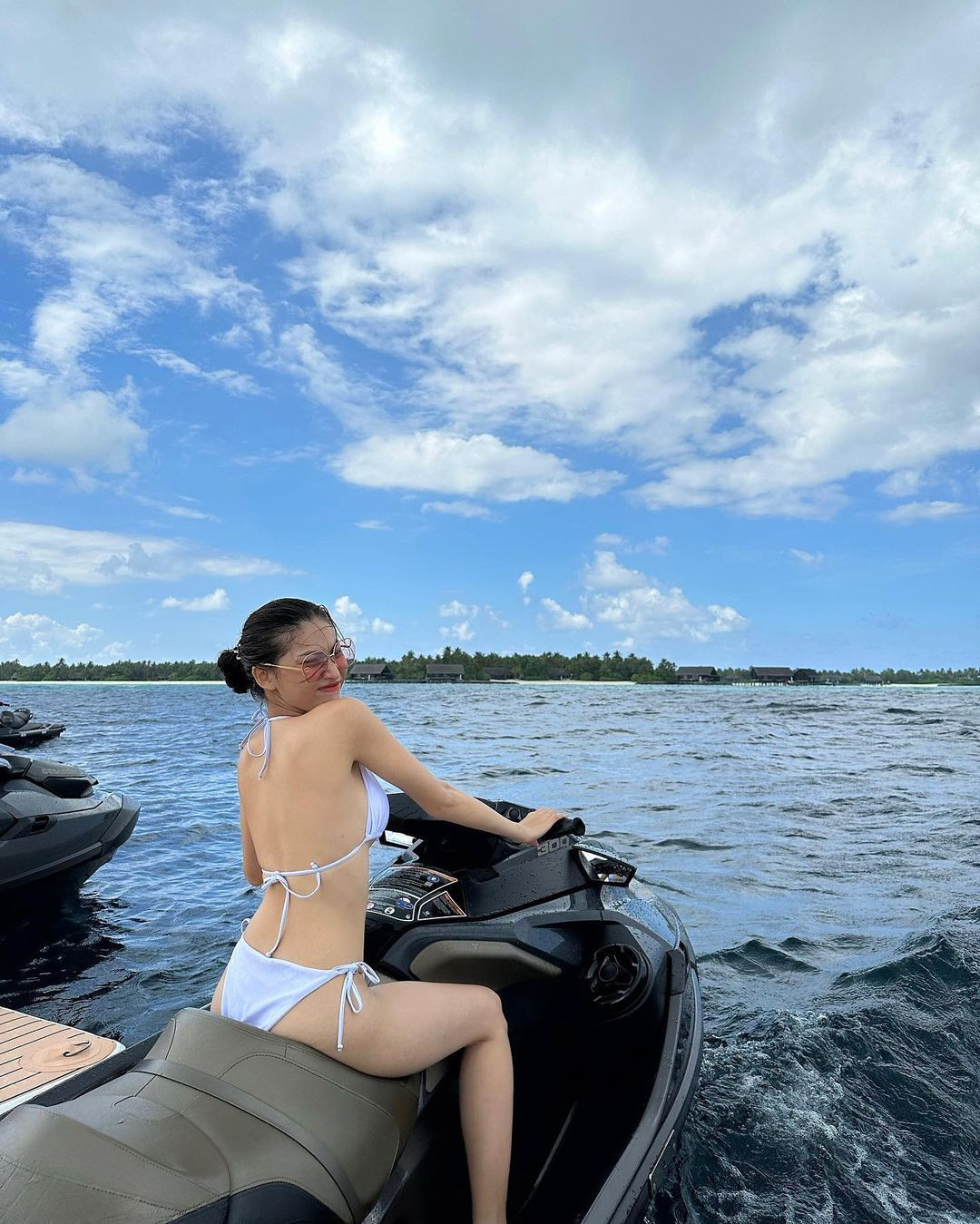 Đại diện Việt Nam tại Miss Grand International 2020 đặc biệt yêu thích các bộ bikini tông màu trắng để tôn làn da mịn. Ngọc Thảo có chiều cao 1,74 m, số đo ba vòng 85-63-92 cm và đôi chân dài 1,1 m.