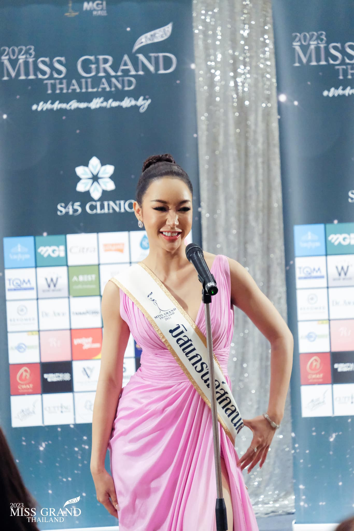 Đặc biệt trong sự kiện, màn hô tên gây tranh cãi của Hoa hậu Hòa bình Thái Lan quay trở lại. Đây là phần thi đặc trưng của cuộc thi, tuy nhiên gây tranh cãi.