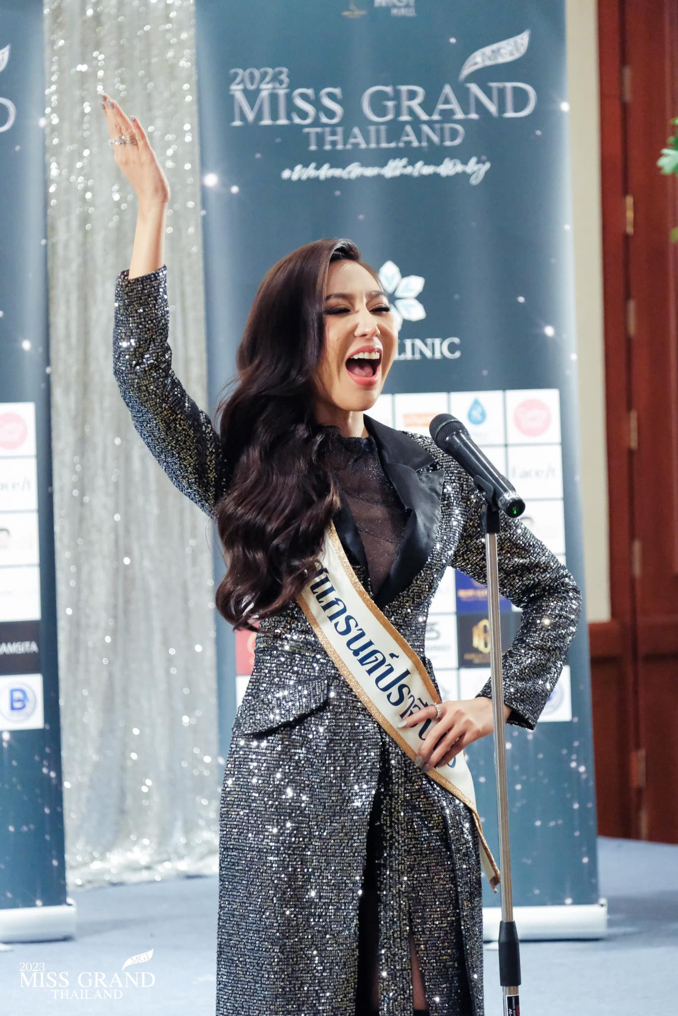 Đặc biệt trong sự kiện, màn hô tên gây tranh cãi của Hoa hậu Hòa bình Thái Lan quay trở lại. Đây là phần thi đặc trưng của cuộc thi, tuy nhiên gây tranh cãi.