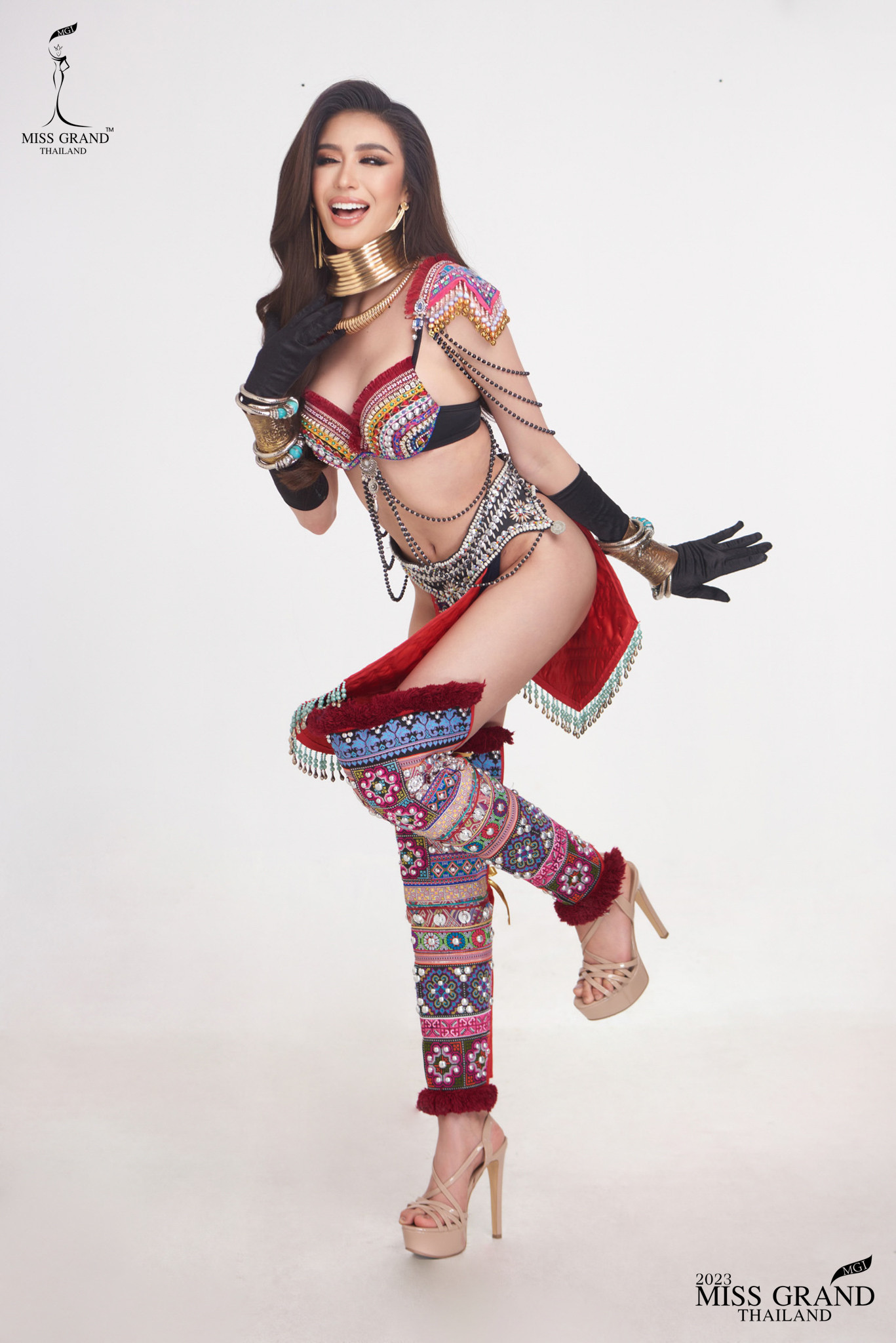 Nhiều trang phục khoe thân quá đà bị khán giả chỉ trích. Khán giả cho rằng việc cách tân trang phục dân tộc một cách quá lố gây phản cảm.