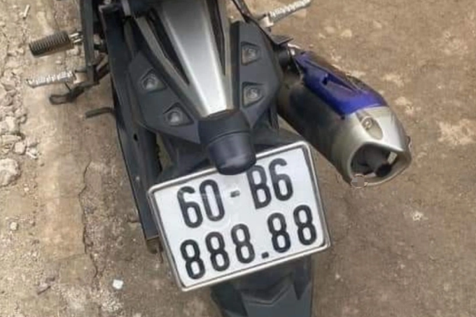 Công an viên cho rằng thấy biển số đẹp nên gắn vào xe chụp hình (Ảnh: S.B.). Công an viên cho rằng thấy biển số đẹp nên gắn vào xe chụp hình (Ảnh: S.B.).