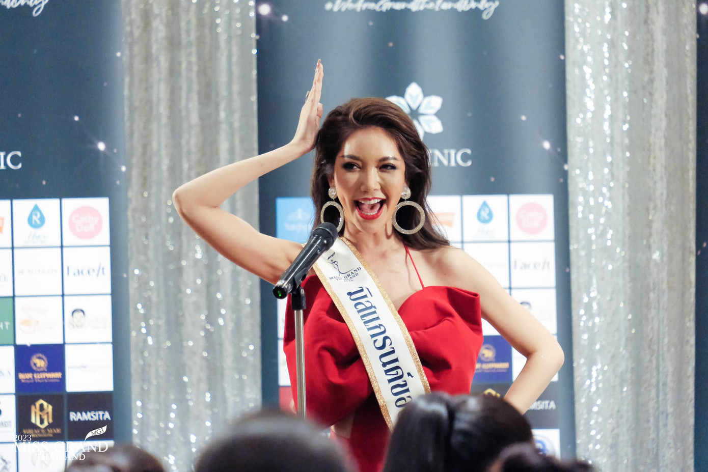 Trong những năm đầu tổ chức, màn hô tên trở thành "đặc sản" được yêu thích của Hoa hậu Hòa bình Thái Lan. Phần thi này viral trên mạng xã hội và thu hút nhiều lượt xem, bình luận của khán giả.