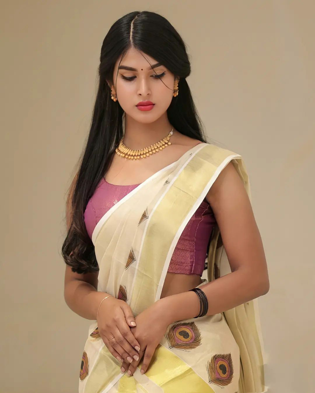 Có gương mặt nữ tính, điểm yếu của Apsara CJ là cơ thể chưa cân đối, chiều cao khiêm tốn.