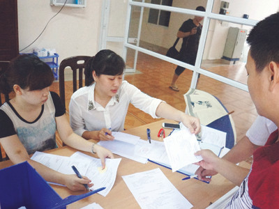 Đại diện các cơ quan, đơn vị đội mưa đến liên hệ mua vé trận giao hữu ĐTVN-Arsenal tại trụ sở VFF vào sáng qua. ảnh: N.PHONG