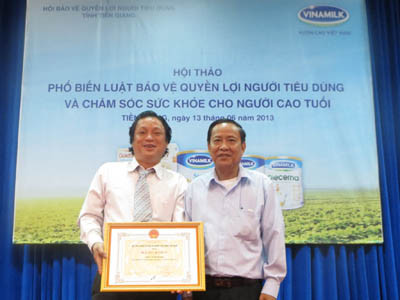 Ông Nguyễn Văn Lưỡng – CT Hội BVQLNTD tại Tiền Giang trao Bằng khen của Hội Tiêu chuẩn và Bảo vệ NTD VN cho công ty Vinamilk vì đã thành tích xuất sắc trong công tác bảo vệ QLNTD tại Tiền Giang năm 2012