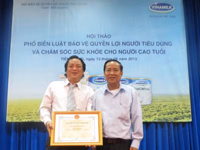 Ông Nguyễn Văn Lưỡng – CT Hội BVQLNTD tại Tiền Giang trao Bằng khen của Hội Tiêu chuẩn và Bảo vệ NTD VN cho công ty Vinamilk vì đã thành tích xuất sắc trong công tác bảo vệ QLNTD tại Tiền Giang năm 2012