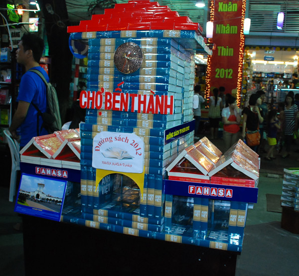 Sách không chỉ dúng để giải trí mà còn được trang hoàng thành những công trình nổi tiếng như Chợ Bến Thành bằng Sách