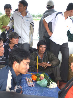 Những người thân đi đưa thi thể thợ lặn Phạm Văn Nhật về đảo . Ảnh: Văn Tư Những người thân đi đưa thi thể thợ lặn Phạm Văn Nhật về đảo