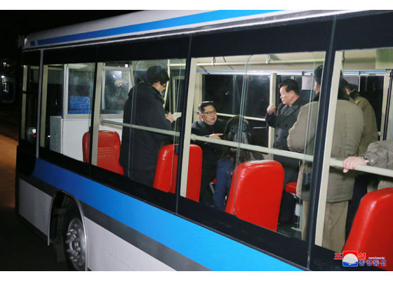 Ông Kim Jong-un và vợ ngồi xe điện dạo phố đêm Bình Nhưỡng ảnh 6