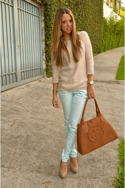 Áo sơ mi kẻ đang là xu hướng được nhiều bạn gái yêu thích. Set đồ jean kết hợp với sơ mi kẻ là lựa chọn hoàn hảo cho những cô nàng năng động. Mix quần jeans với áo sơ mi họa tiết vừa giúp bạn giữ được vẻ ngọt ngào, duyên dáng những cũng rất khỏe khoắn và năng động.