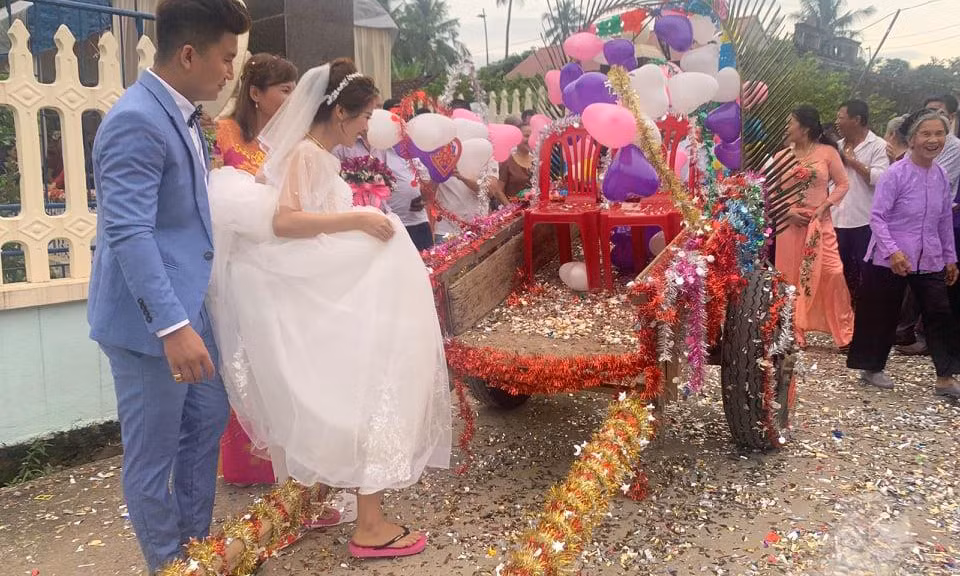 Cặp đôi xứ Thanh rước dâu bằng xe trâu thu hút cộng đồng mạng ảnh 2