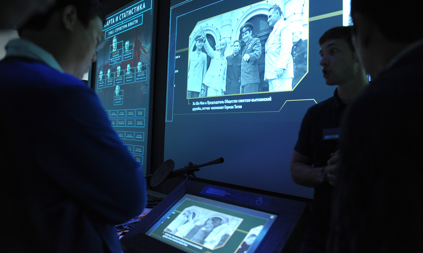 Thanh niên Việt - Nga ngược dòng lịch sử với không gian 'ảo' ảnh 10