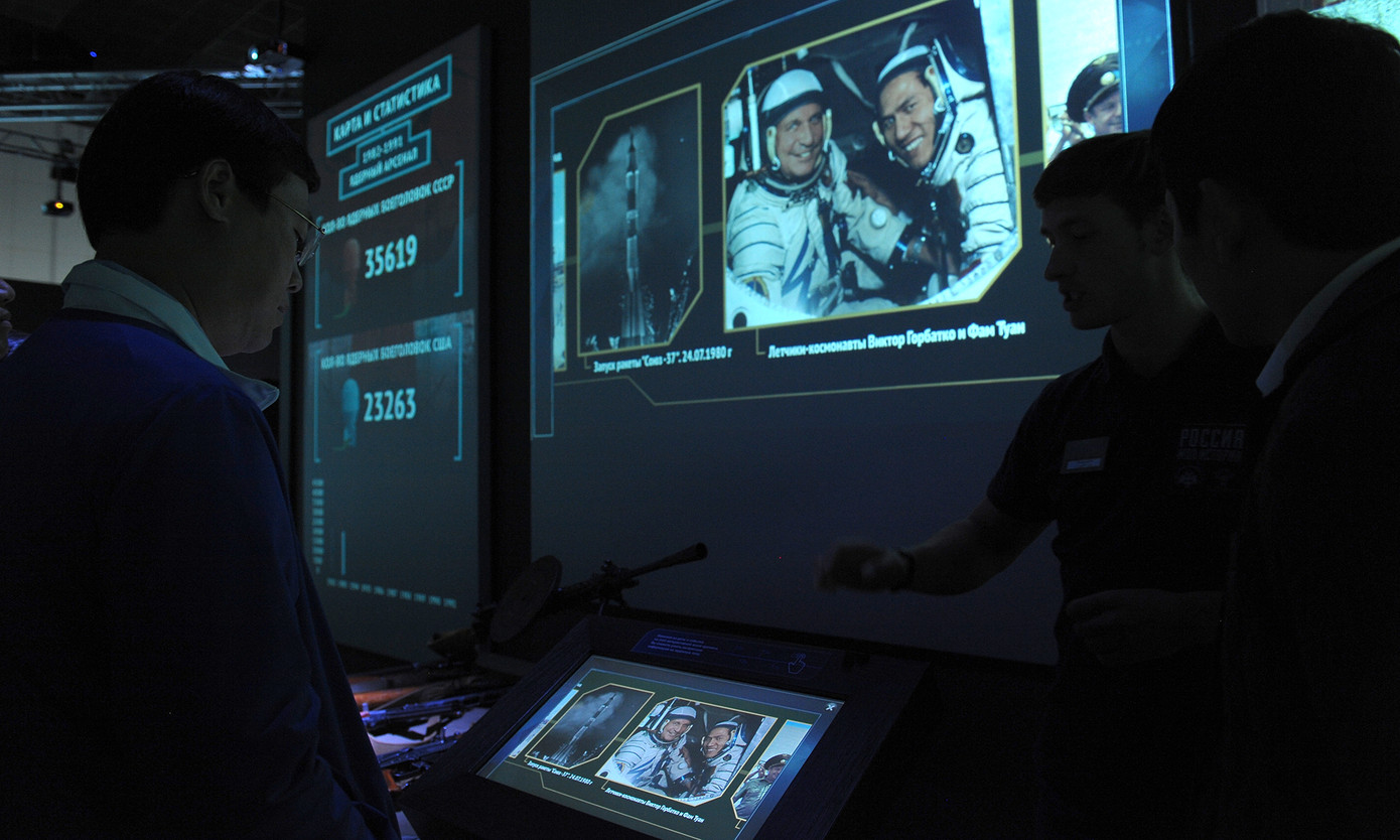 Thanh niên Việt - Nga ngược dòng lịch sử với không gian 'ảo' ảnh 11