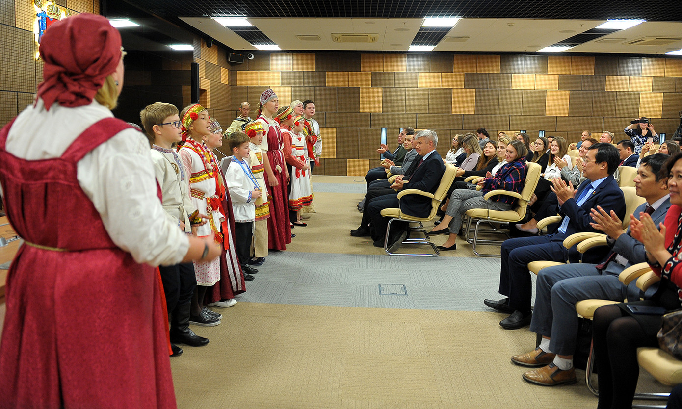 Thanh niên Việt - Nga trình diễn nét đặc sắc văn hoá dân tộc ảnh 1