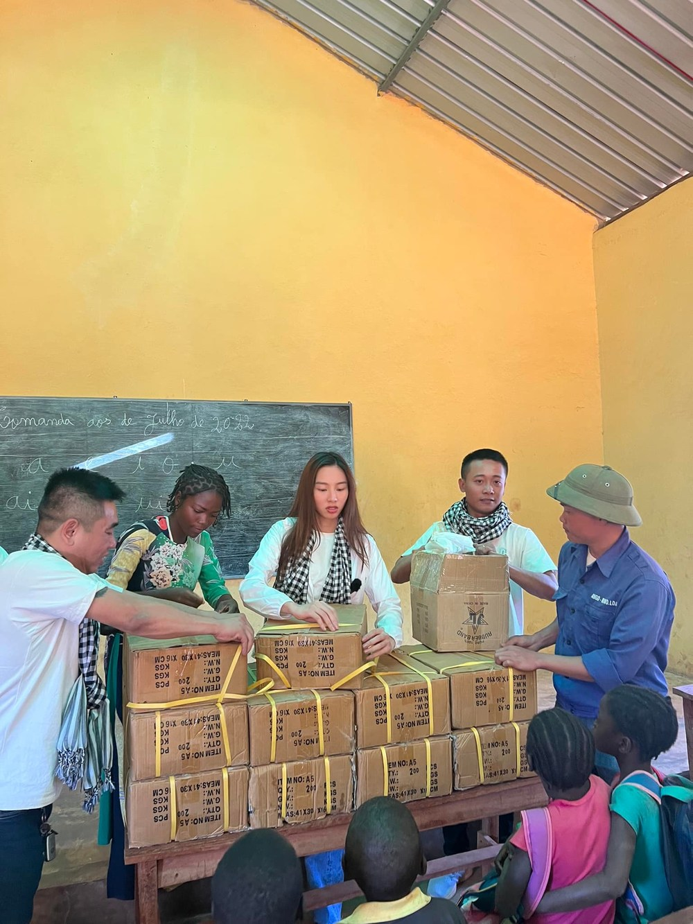 Hoạt động thiện nguyện của hai người ở châu Phi. Hoạt động thiện nguyện của hai người ở châu Phi.