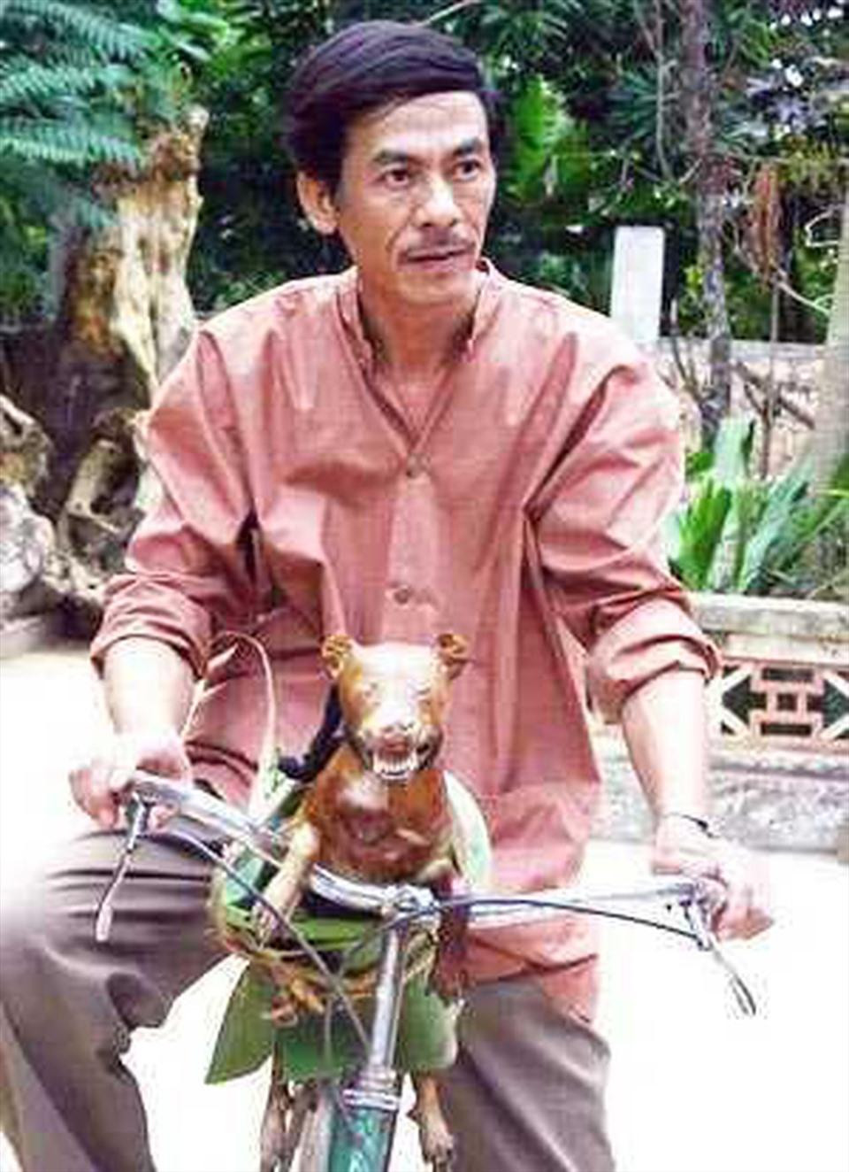 Bùi Bài Bình thời làm phim "Ma làng". Bùi Bài Bình thời làm phim "Ma làng".