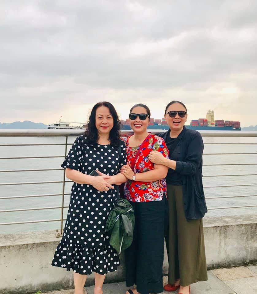 NS Ngọc Thu của hiện tại (ngoài cùng bên phải) NS Ngọc Thu của hiện tại (ngoài cùng bên phải)